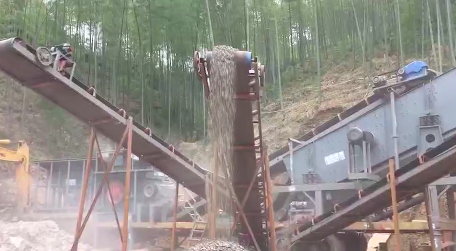 广西南宁移动式破碎站破碎现场视频