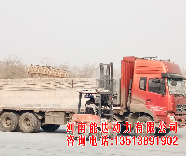 打包后的加气混凝土砌块装车